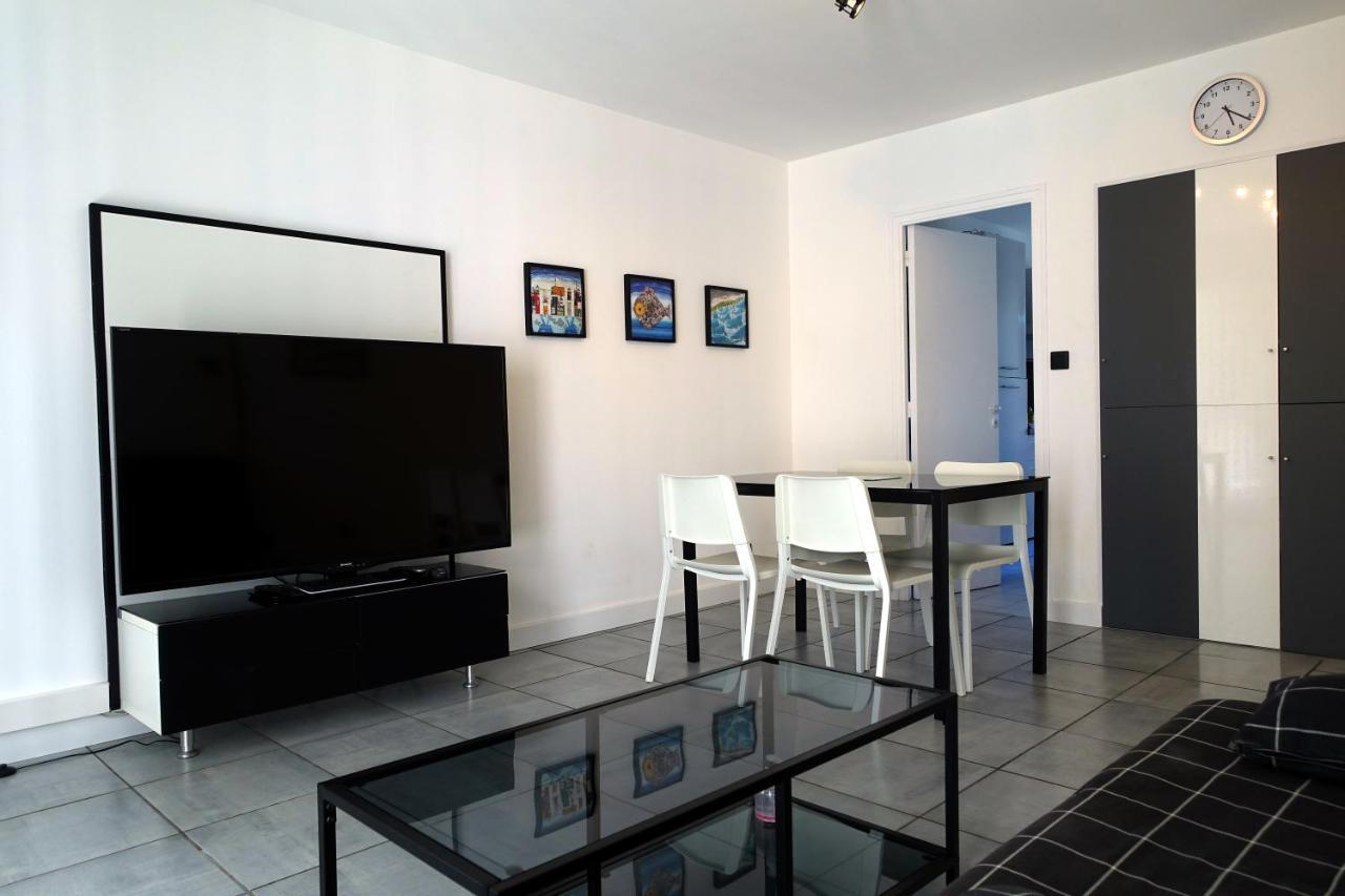 La Poterie - Appartement Avec Balcon Et Parking Prive カンペール エクステリア 写真